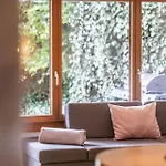 Half With Garden & Balcony - 2' To Bus Apartment