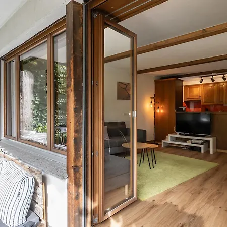 Half With Garden & Balcony - 2' To Bus Apartment