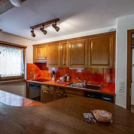 Half With Garden & Balcony - 2' To Bus *