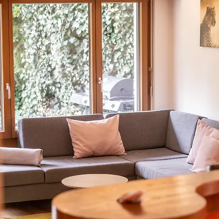 Half With Garden & Balcony - 2' To Bus *