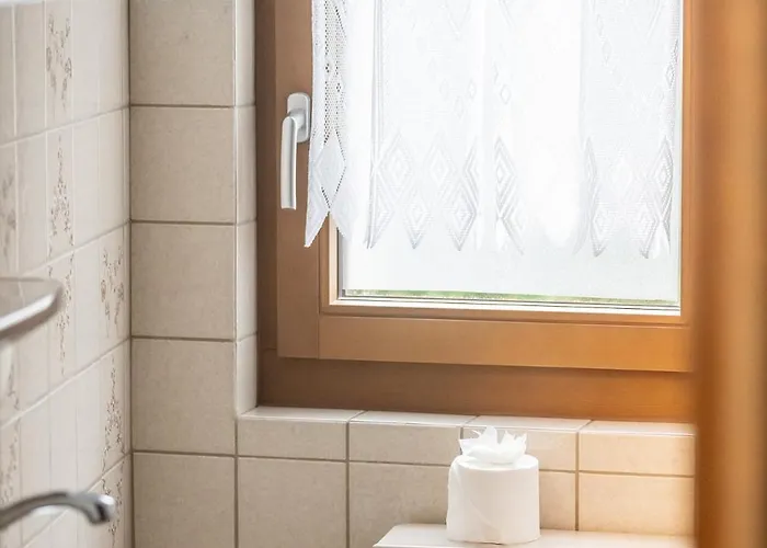 Half With Garden & Balcony - 2' To Bus