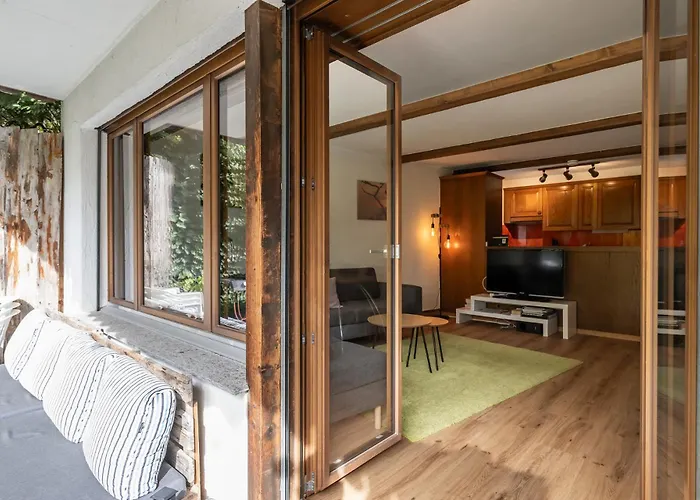 Half With Garden & Balcony - 2' To Bus Appartement