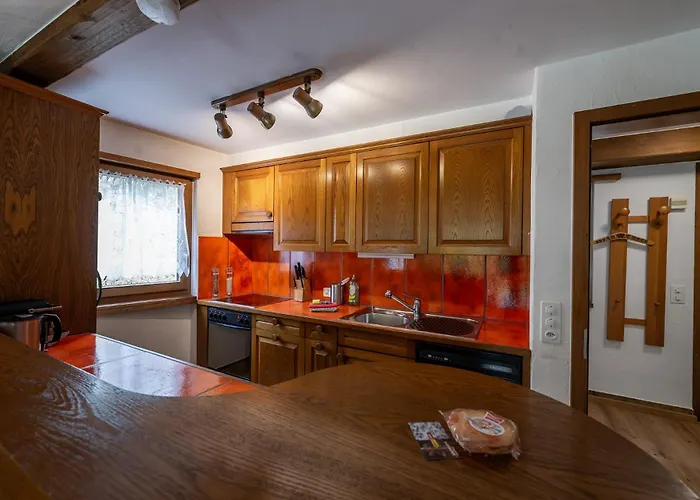 Half With Garden & Balcony - 2' To Bus *