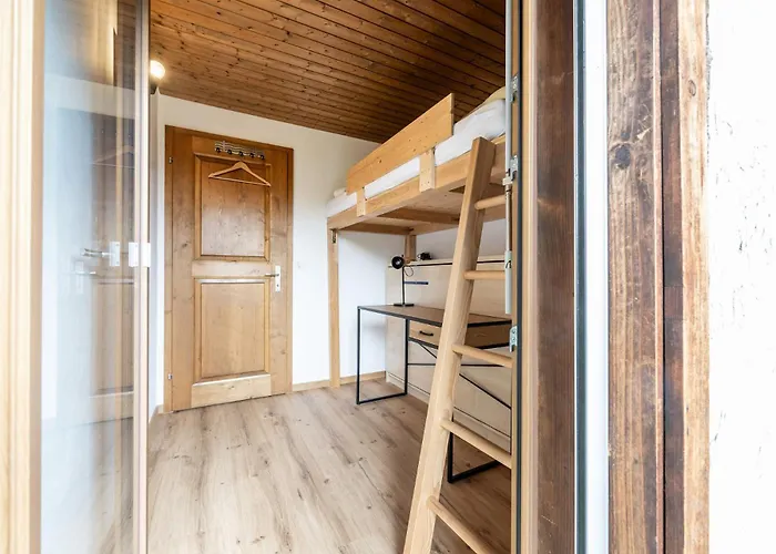 Half With Garden & Balcony - 2' To Bus