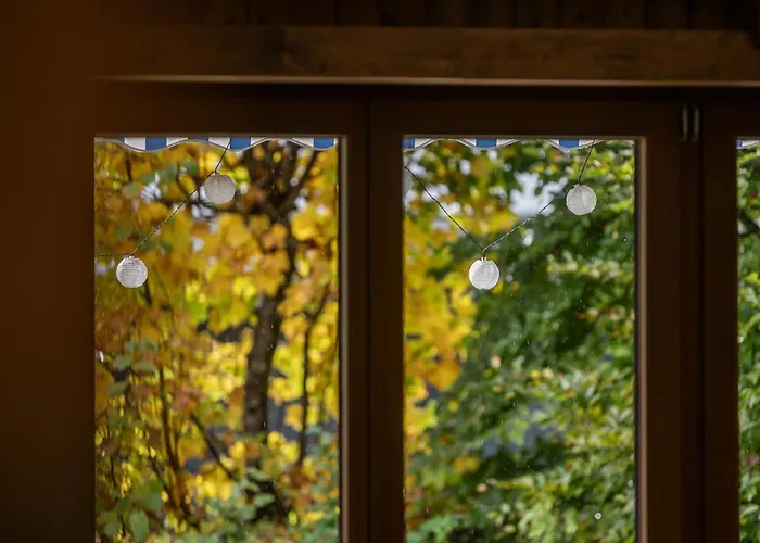 Half With Garden & Balcony - 2' To Bus Apartment