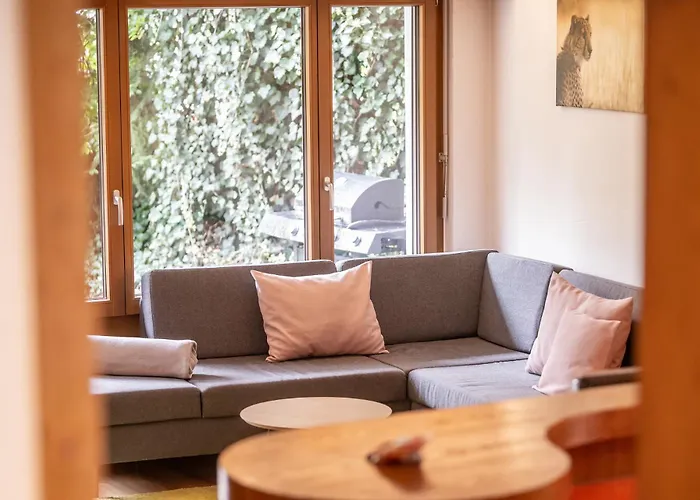 Half With Garden & Balcony - 2' To Bus *