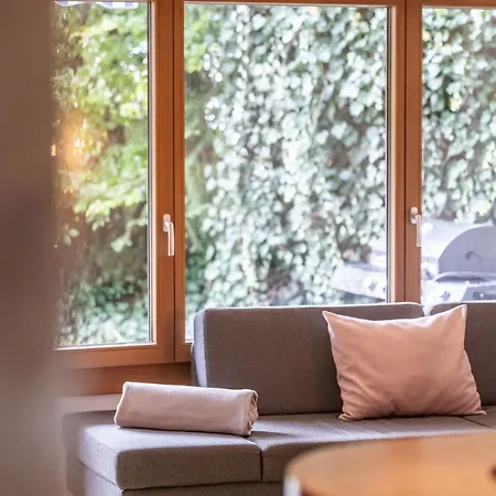 Half With Garden & Balcony - 2' To Bus 아파트