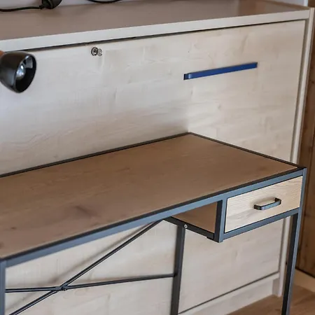 Half With Garden & Balcony - 2' To Bus 아파트 *