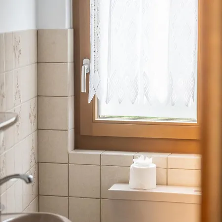 Half With Garden & Balcony - 2' To Bus