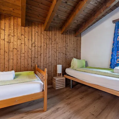 Half With Garden & Balcony - 2' To Bus דירה *